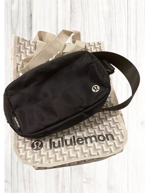 🪷 Lululemon Black Everywhere Belt Bag with Reusable Bag